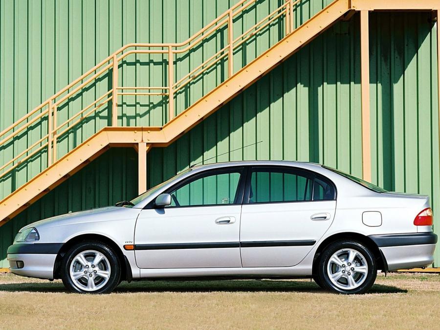  Toyota Avensis Sedan 2000 года  (UK) (фото 3 из 5)